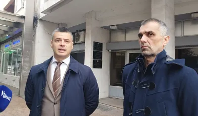 Advokati ispred suda