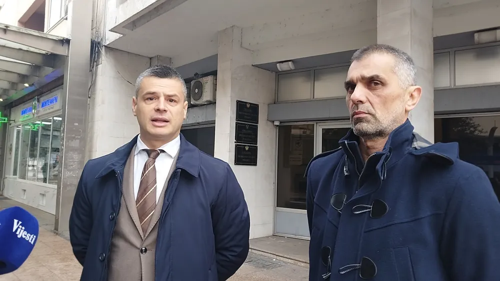 Advokati ispred suda