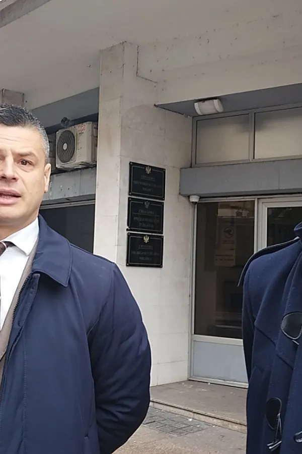 Advokati ispred suda
