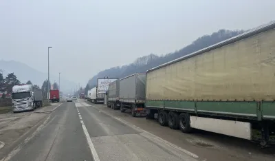 Mje&scaron;tani bjelopoljskog naselja traže hitnu reakciju nadležnih: Kamioni na trotoaru, pјe&scaron;aci na kolovozu