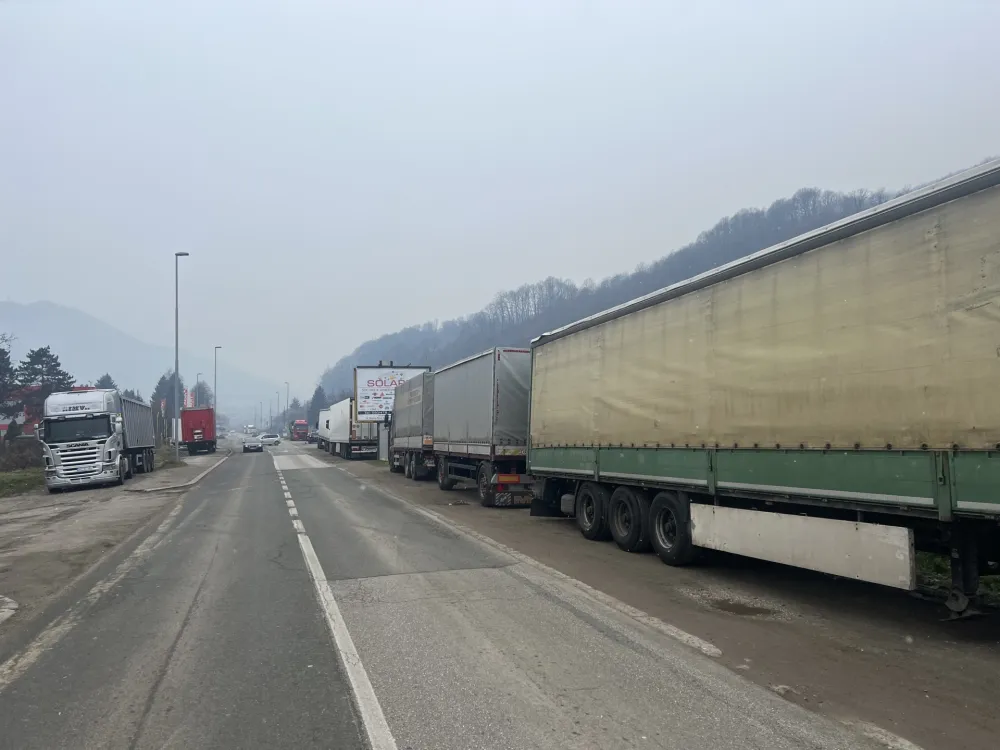 Mje&scaron;tani bjelopoljskog naselja traže hitnu reakciju nadležnih: Kamioni na trotoaru, pјe&scaron;aci na kolovozu