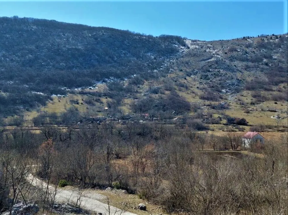 Поглед на село Убли