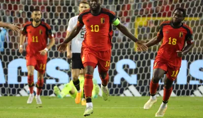 epa10697273 Belgium's Romelu Lukaku (C) celebrates scoring the 1-1 equalliser goal during the UEFA EURO 2024 qualifying match between Belgium and Austria, in Brussels, Belgium, 17 June 2023. EPA-EFE/OLIVIER MATTHYS