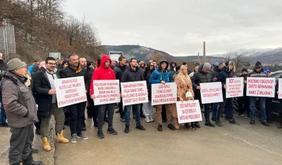 Окупљени грађани носили транспаренте