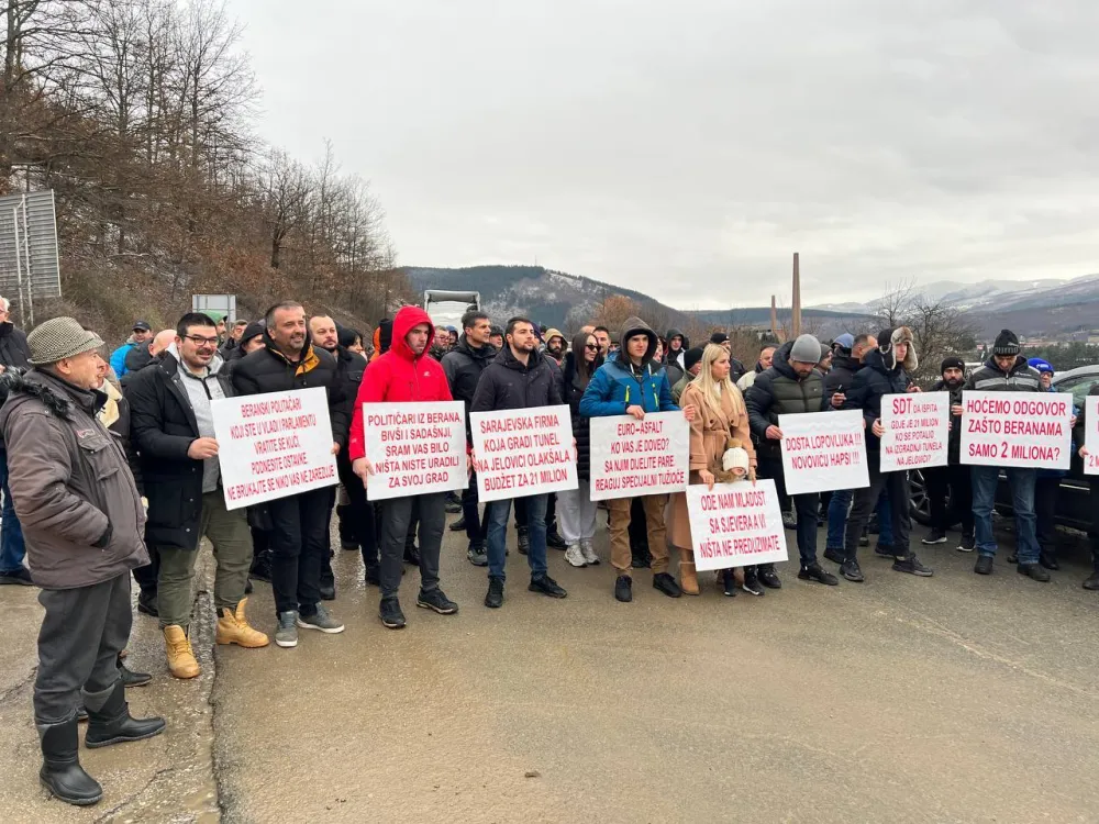 Окупљени грађани носили транспаренте