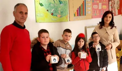 Učitelj Vahidin Siјarić sa đacima