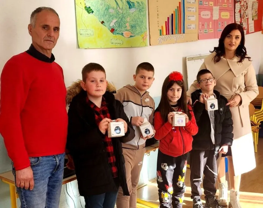 Učitelj Vahidin Siјarić sa đacima