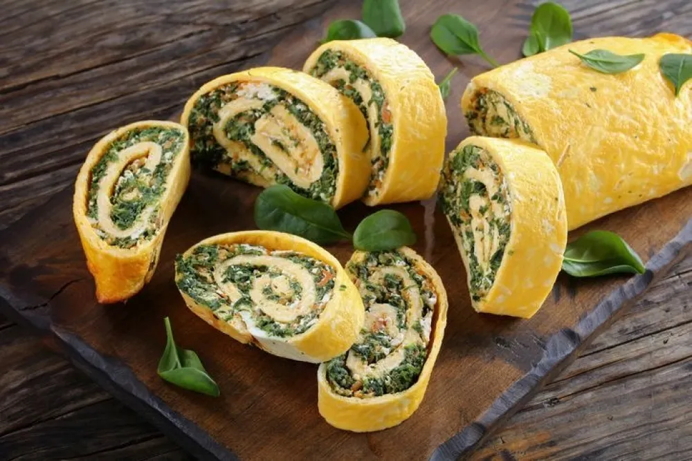 egg roulade with spinach, carrots and cheese
