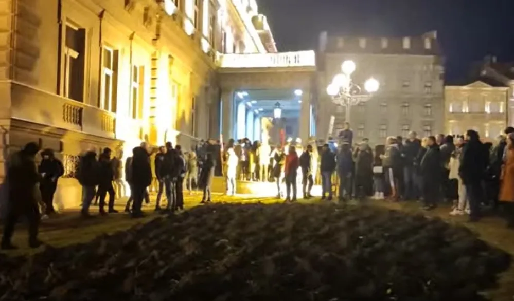 Demonstranti ispred Skup&scaron;tine Beograda