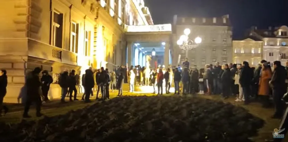 Demonstranti ispred Skup&scaron;tine Beograda
