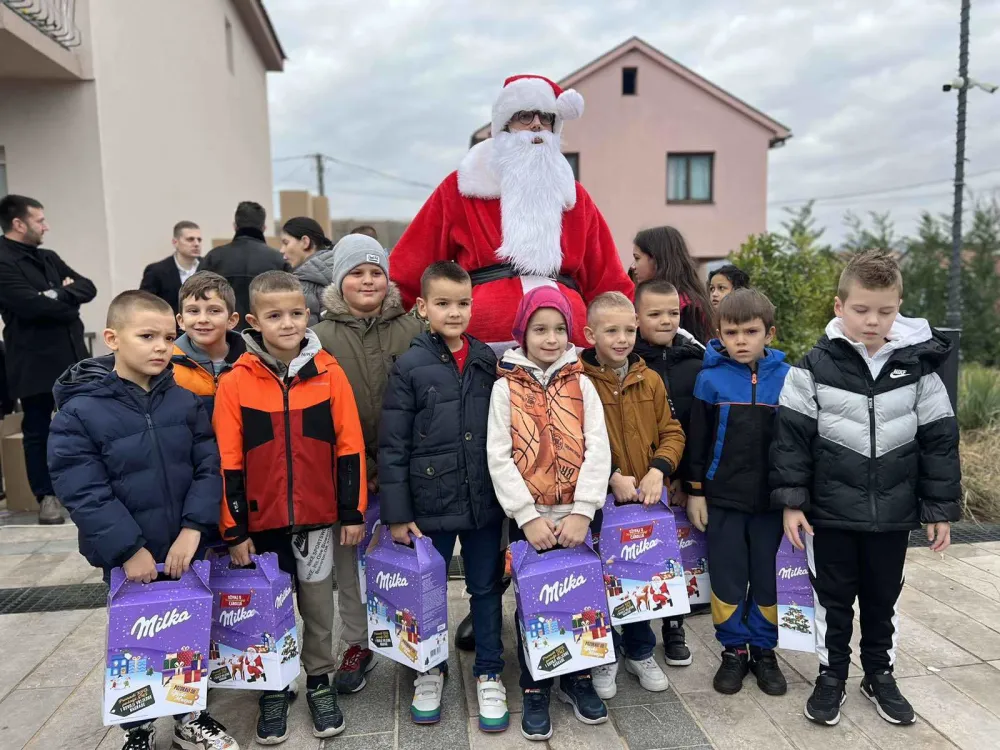FOTO: Mićko Vujisić<br> Umjesto službenih putovanja paketići za djecu iz Zete