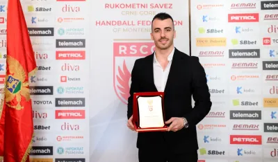 Milo&scaron; Vujović sa priznanjem