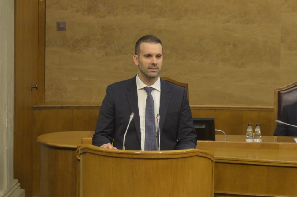 Premijerski sat, premijer odgovara na pitanje poslanika