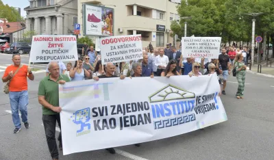 Protest za spas instituta Igalo, Institut Igalo, Protest, Vlada, radnici instituta Igalo, protestna setnja, protestna setnja radnika instituta igalo, protest instituta igalo ispred vlade cg