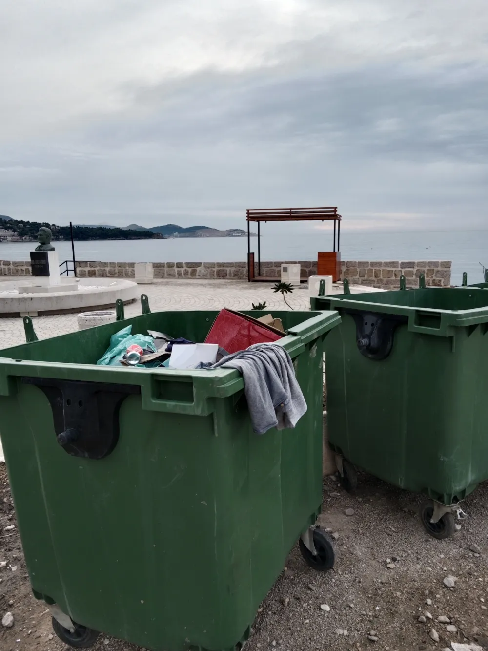 Tekstilni otpad u Crnoј Gori sve veća priјetnja: Ugrožava zdravlje i prirodu