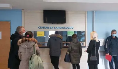 Пацијенти у реду испред амбуланте