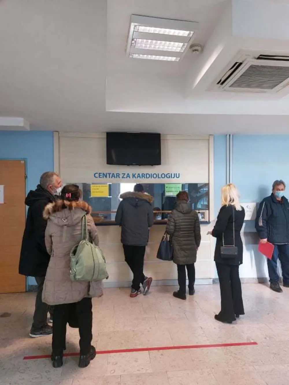 Пацијенти у реду испред амбуланте