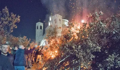 nalaganje badnjaka ispred hrama