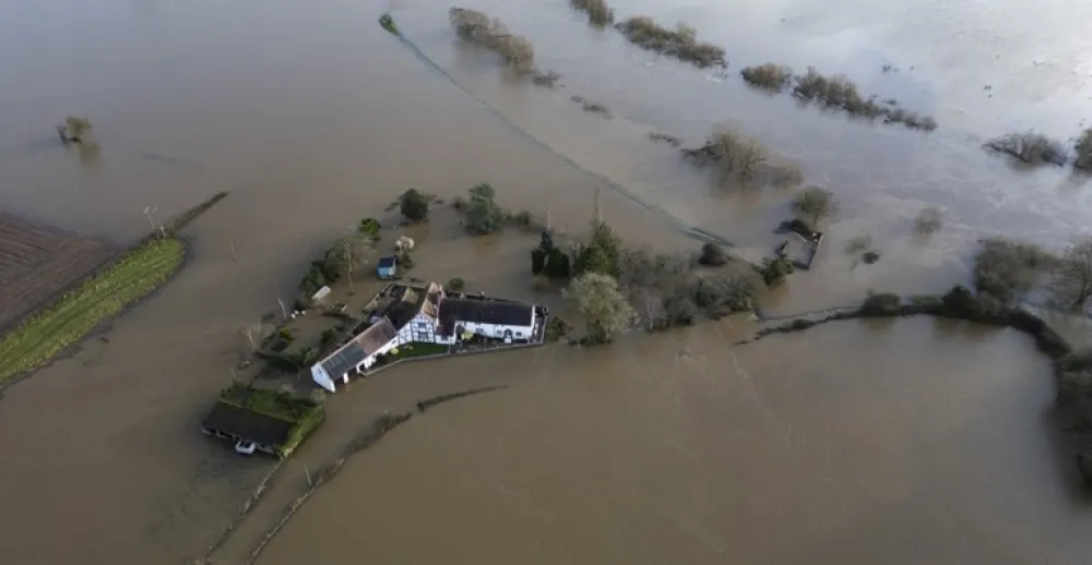 Kuću od poplava spasio zid