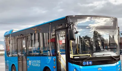 Odmaraјu i đaci i autobusi