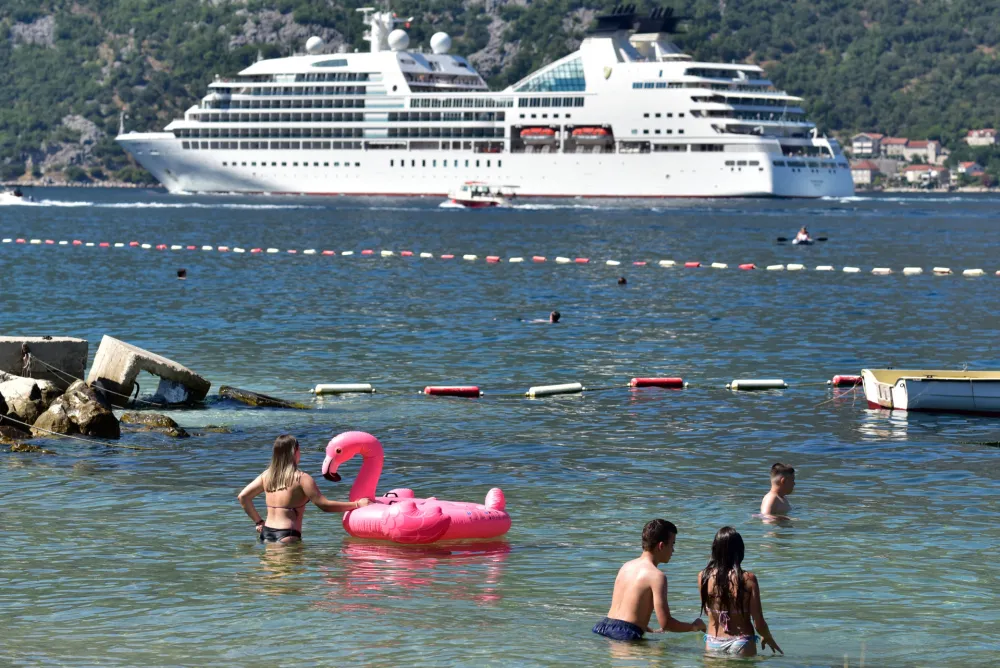 Turizam, turizam 2022, turizam2022, boka kotorska, prcanj, turisti, more, ljeto 2022, ljeto2022, sunce, vrucina