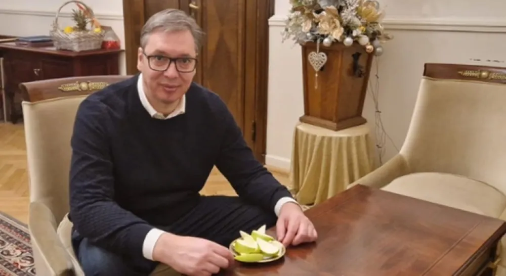 Aleksandar Vučić jede jabuke dok policija razbija demonstrante