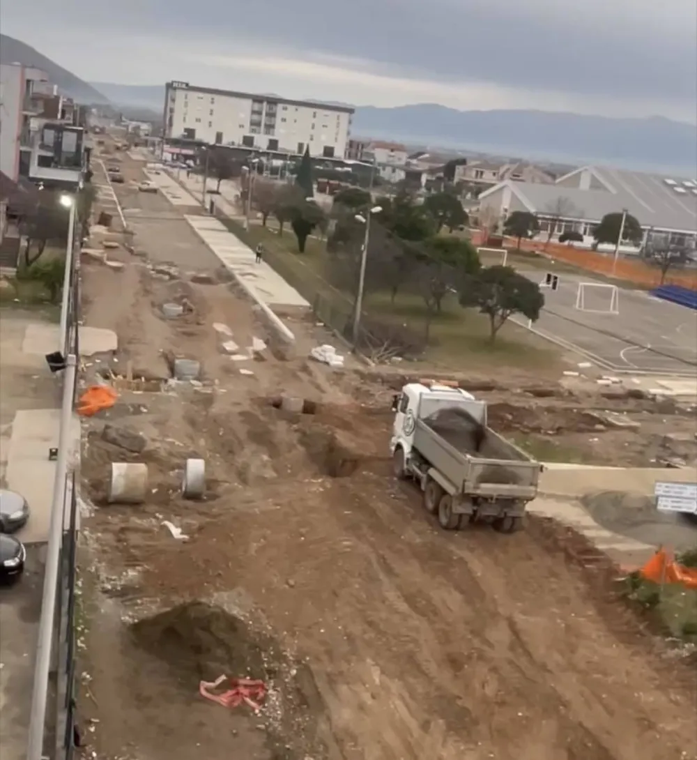 Na dijelu puta Tuzi - Bo&scaron;aj rade trotoare