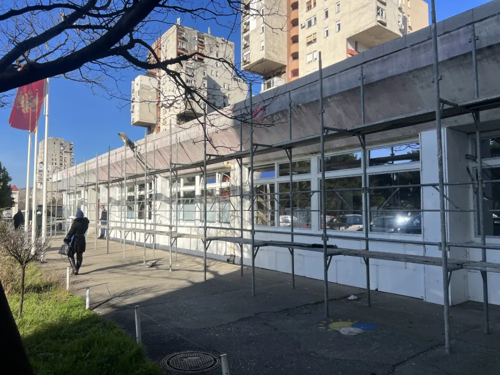 Nova fasada i prozori nakon 40 godina na Domu zdravlja u Bloku V