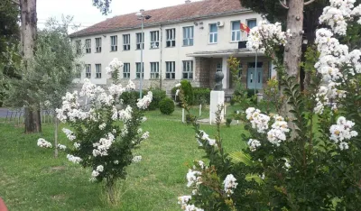 Pohvaljeni najbolji đaci O&Scaron; "Milan Vukotić": Nose torbe i knjižice pune petica
