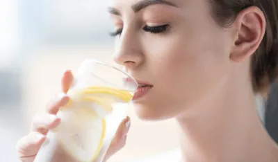 Voda s limunom o&scaron;tećuje gleđ