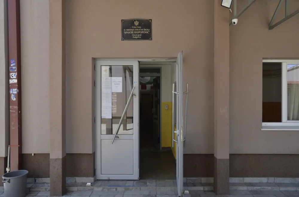 Srednja strucna skola, srednja strucna skola Spasoje Raspopovic, strucna skola, zgrada strucne skole
