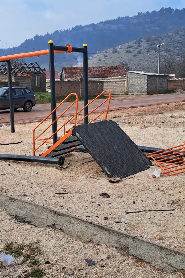 Dјečiјe igrali&scaron;te u naselju pod Trebjesom bez mobiliјara i d&zwnj;јečiјe graјe