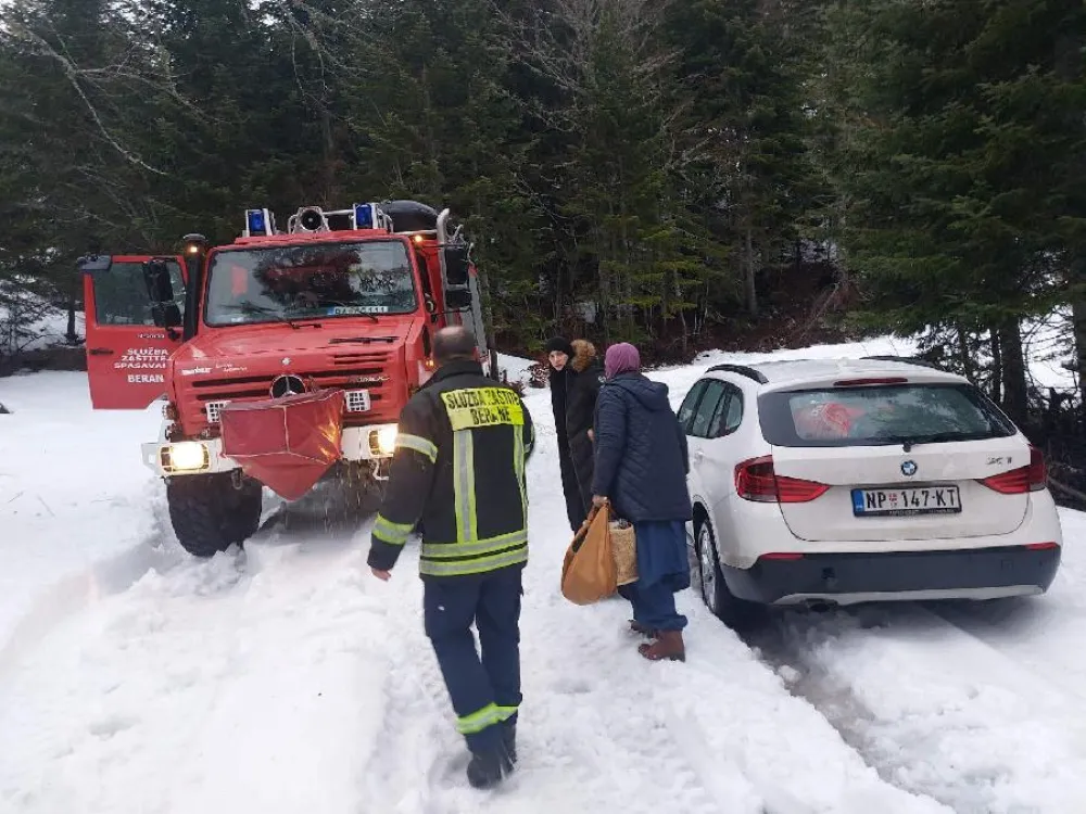 Beranski vatrogasci spasili petočlanu porodicu