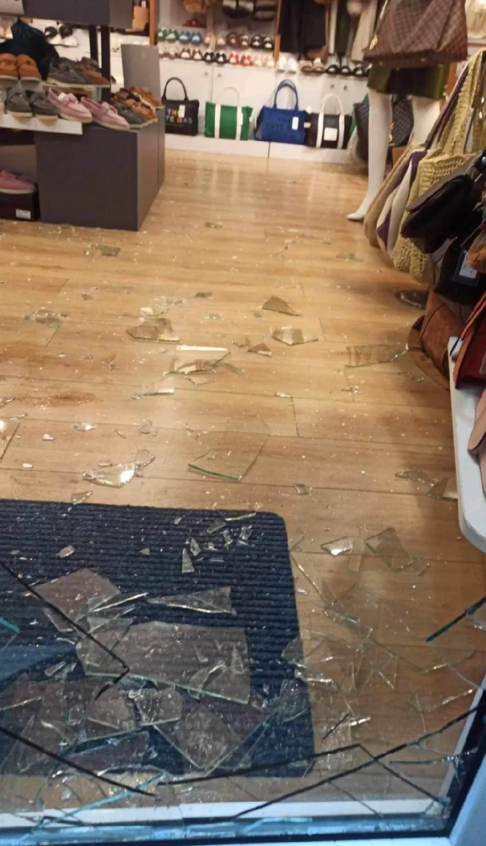Obijen butik u Budvi
