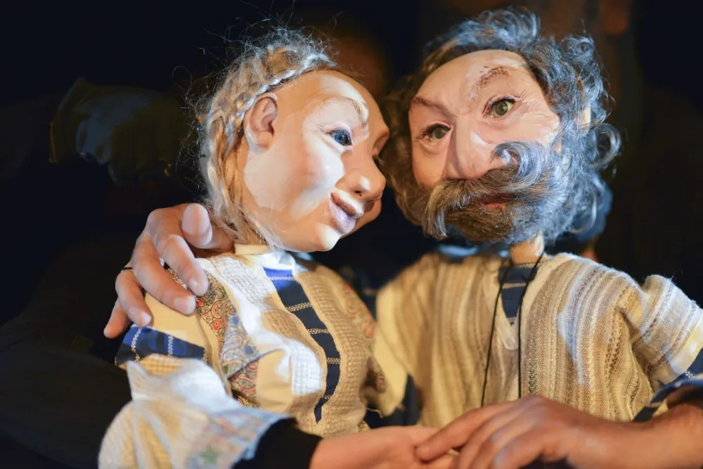 Сцена из представе "Бајка о рибару и рибици"