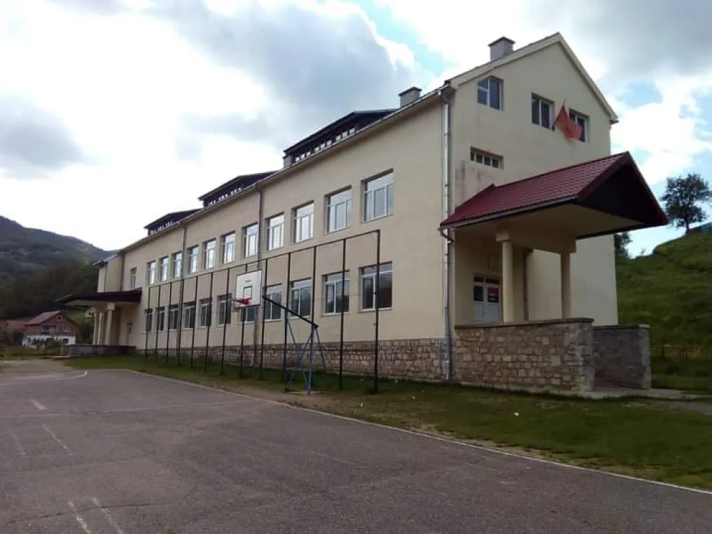 Direktor O&Scaron; "Rifat Burdžović Tr&scaron;o": &Scaron;koli i đacima fali fiskulturna sala