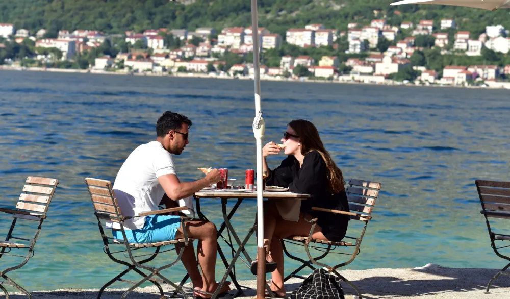 Turizam, turizam 2022, turizam2022, boka kotorska, prcanj, turisti, more, ljeto 2022, ljeto2022, sunce, vrucina