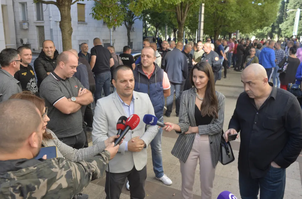 protest policije, protest nezavisnog sindikata policije, protest sluzbenika policije zbog loseg materijalnog polozaja, protest policije zbog loseg materijalnog polozaja, Igor Rmandic, predsednik nezavisnog sindikata policije Igor Rmandic
