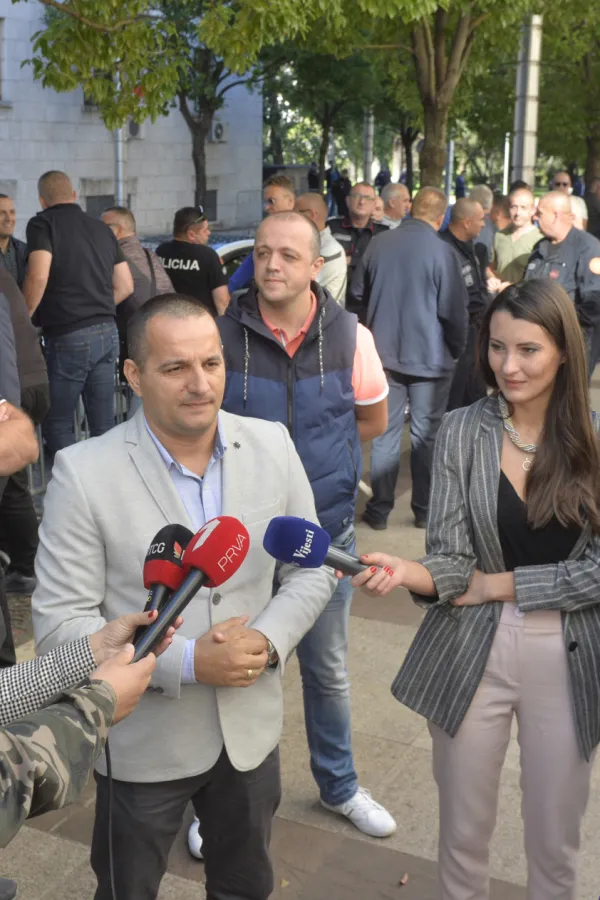 protest policije, protest nezavisnog sindikata policije, protest sluzbenika policije zbog loseg materijalnog polozaja, protest policije zbog loseg materijalnog polozaja, Igor Rmandic, predsednik nezavisnog sindikata policije Igor Rmandic