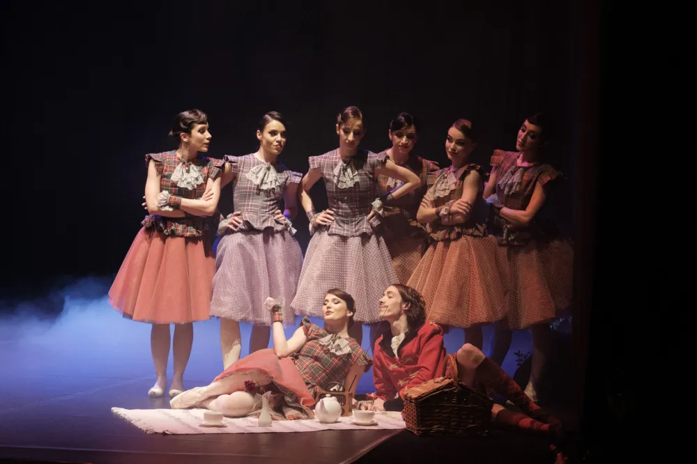 Maskarada, priča o simpatijama, ljubavima, sastancima