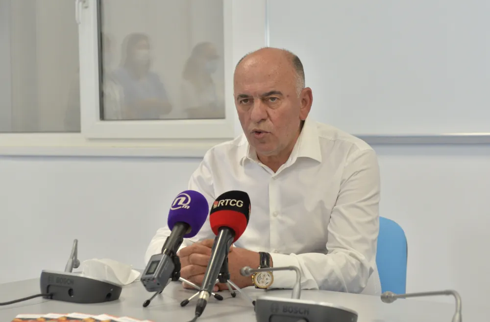 Urucivanje medicinske opreme domu zdravlja na pobreziju, dom zdravlja pobrezije, donacija domu zdravlja, donacija domu zdravlja na pobreziju, medicinska oprema, medicinski instrumenti, Danilo Jokic, direktor domova zdravlja podgorica