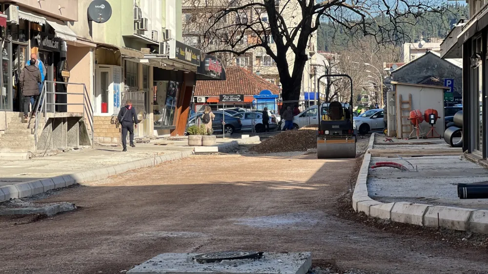 Izvođač radova u Bal&scaron;ićevoј ulici priznaјe: Asfaltiranje prve faze kasni 15 dana