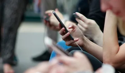Unsplash: ROBIN WORRALL<br>Mobilni telefon