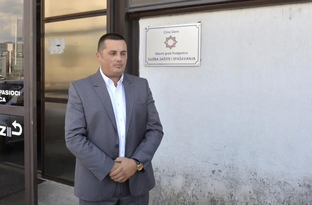 Policija pretresa vatrogasnu, policija u vatrogasnoj, pretres vatrogasne, inspektori policije u vatrogasnoj, Goran Jankovic