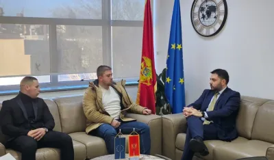 Marko Glu&scaron;čević i Vuk Saičić sa ministrom Vladimirom Martinovićem