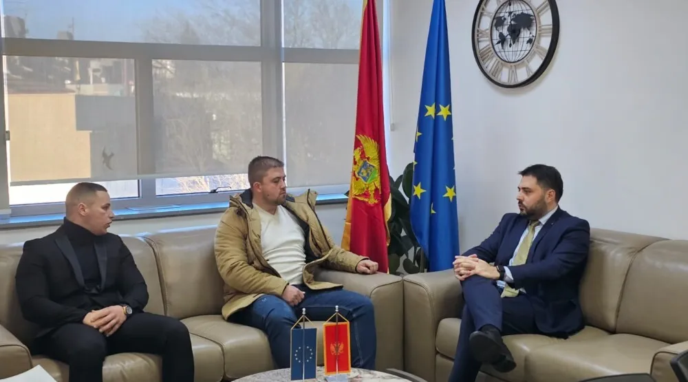 Marko Glu&scaron;čević i Vuk Saičić sa ministrom Vladimirom Martinovićem