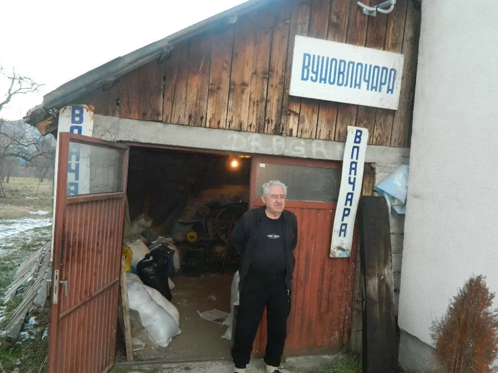 Милорад Весковић пред својом вуновлачаром