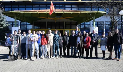 Sa akcije sadnje crnog bora u dvori&scaron;tu Gimnazije "Stojan Cerović"