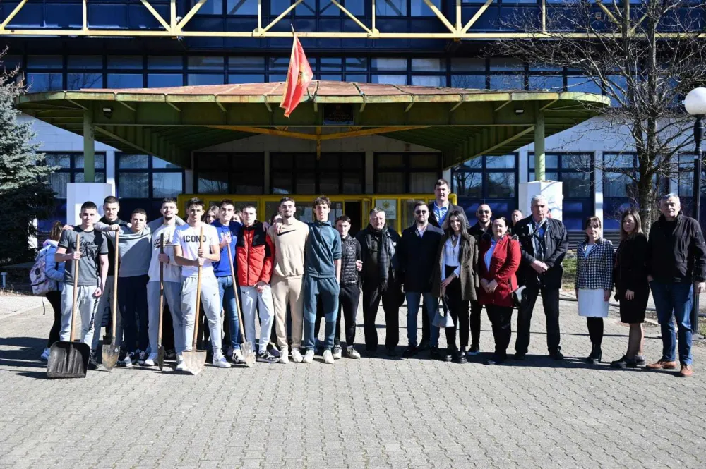 Sa akcije sadnje crnog bora u dvori&scaron;tu Gimnazije "Stojan Cerović"