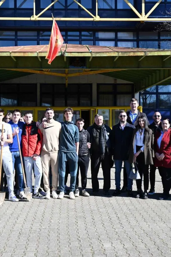 Sa akcije sadnje crnog bora u dvori&scaron;tu Gimnazije "Stojan Cerović"